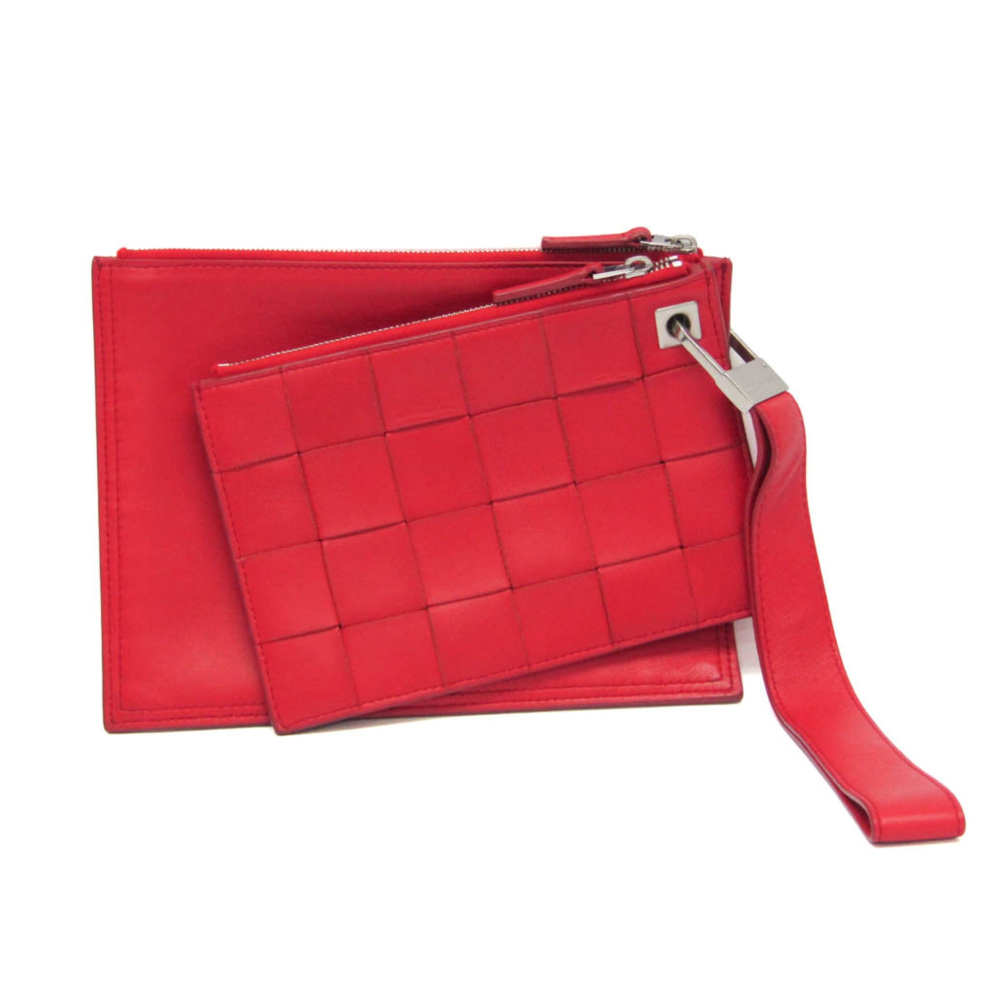 ボッテガ・ヴェネタ(Bottega Veneta) マキシイントレチャート ダブルポーチ メンズ,レディース レザー クラッチバッグ,ポーチ レッド 基本情報 [ブランド名]: ボッテガ・ヴェネタ(Bottega Veneta) [モデル]: マキシイントレチャート ダブルポーチ [製造国]: イタリア [商品説明]: スモールポーチサイズ:W17.5cm H12cm デザイン [タイプ]: クラッチバッグ, ポーチ [素材]: レザー [カラー]: レッド [開閉]: ジッパー・ファスナー [性別]: メンズ,レディース サイズ [サイズ (高さx幅x奥行)]: 15.5cm x 21.5cm / 6.1'' x 8.46'' [ストラップの長さ]: 50cm / 19.68'' 付属品 [付属品備考]: 付属品の詳細は画像をご確認ください 状態 [状態]: 非常に良い [ランク]: ランク A 【中古】使用感が少なく、多少のキズや汚れは見られるものの全体的にきれいな商品 [全体のキズ]: わずか [全体の汚れ]: わずか [全体の使用感]: わずか [ダメージの強さ]: 内側 ペン跡 小, 外側全体 シワ わずか, ストラップ ヨレ わずか [商品状態備考]: 商品状態の詳細は画像をご確認ください 配送 [総重量]: 270g / 9.52oz. 【本物保証】 eLADYの商品は全品本物保証！ 安心してお買い物をお楽しみください。 商品ランクについて ランク N　 新品・未使用商品。基本的にブティック購入と同じ状態（付属品は商品説明欄に記載があるものがつきます。） ランク NS 未使用・展示品 ランク S 新品同様にきれいな商品 ランク SA 使用感がほとんどない、きれいな商品・新品仕上げ商品 ランク A 使用感が少なく、多少キズや汚れは見られるものの、全体的にきれいな商品 ランク AB やや使用感があり、キズや汚れが見られるが全体的に程度の良い商品 ランク B 使用感があり、ダメージや汚れが見られるが、通常の使用に支障のない商品 ランク BC 使用感が強くあり、ダメージや汚れが気になる商品 ランク C かなりの使用感があり、ダメージや汚れが目立つ商品 ランク D 著しく状態が悪い商品・不具合のあるジャンク品 商品ランクについて お客様のご都合による返品・交換の対応はできかねますので、あらかじめご了承願います。品質管理には万全を期しておりますが、 万が一お届け商品がご注文とまったく異なっていた場合には返品の対象となることもございます。商品到着後24時間以内に、 カスタマーサービスセンターまでEメール又はお電話でご連絡ください。24時間以上経過しますと、お受け致しかねる場合がございます。 ご了承ください。