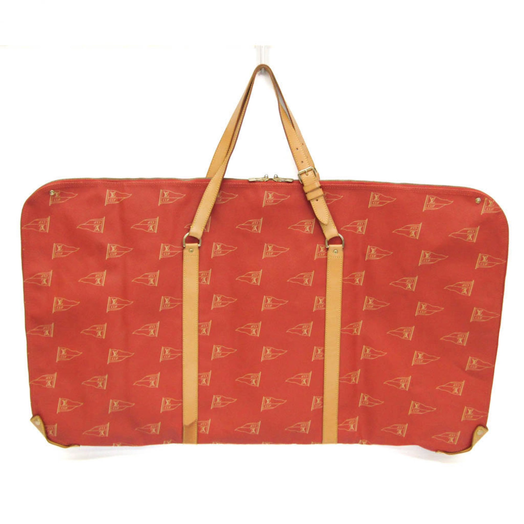 ルイ・ヴィトン(Louis Vuitton) ルイ・ヴィトン・カップ ガーメントバッグ メンズ,レディース ボストンバッグ,ガーメントケース ベージュ,オレンジレッド 基本情報 [ブランド名]: ルイ・ヴィトン(Louis Vuitton) [ライン名]: ルイ・ヴィトン・カップ [モデル]: ガーメントバッグ [製造国]: フランス デザイン [タイプ]: ガーメントケース, ボストンバッグ [素材]: コーティングキャンバス , レザー [カラー]: オレンジレッド, ベージュ [開閉]: ジッパー・ファスナー [内ポケット]: 衣類の仕切り 1 [ハンドルが調整可能]: あり [性別]: メンズ,レディース サイズ [サイズ (高さx幅x奥行)]: 51cm x 89cm x 4cm / 20.07'' x 35.03'' x 1.57'' [ハンドルの長さ]: 66cm - 75cm / 25.98'' - 29.52'' 個別商品情報 [シリアルナンバー]: SP1904 付属品 [付属品備考]: 付属品の詳細は画像をご確認ください 状態 [状態]: 非常に良い [ランク]: ランク A 【中古】使用感が少なく、多少のキズや汚れは見られるものの全体的にきれいな商品 [全体のキズ]: わずか [全体の汚れ]: わずか [全体の使用感]: わずか [ダメージの強さ]: 外側全体 汚れ わずか, ハンドル ヨレ わずか [商品状態備考]: 商品状態の詳細は画像をご確認ください 配送 [総重量]: 2.06kg / 4.56lb. 【本物保証】 eLADYの商品は全品本物保証！ 安心してお買い物をお楽しみください。 商品ランクについて ランク N　 新品・未使用商品。基本的にブティック購入と同じ状態（付属品は商品説明欄に記載があるものがつきます。） ランク NS 未使用・展示品 ランク S 新品同様にきれいな商品 ランク SA 使用感がほとんどない、きれいな商品・新品仕上げ商品 ランク A 使用感が少なく、多少キズや汚れは見られるものの、全体的にきれいな商品 ランク AB やや使用感があり、キズや汚れが見られるが全体的に程度の良い商品 ランク B 使用感があり、ダメージや汚れが見られるが、通常の使用に支障のない商品 ランク BC 使用感が強くあり、ダメージや汚れが気になる商品 ランク C かなりの使用感があり、ダメージや汚れが目立つ商品 ランク D 著しく状態が悪い商品・不具合のあるジャンク品 商品ランクについて お客様のご都合による返品・交換の対応はできかねますので、あらかじめご了承願います。品質管理には万全を期しておりますが、 万が一お届け商品がご注文とまったく異なっていた場合には返品の対象となることもございます。商品到着後24時間以内に、 カスタマーサービスセンターまでEメール又はお電話でご連絡ください。24時間以上経過しますと、お受け致しかねる場合がございます。 ご了承ください。