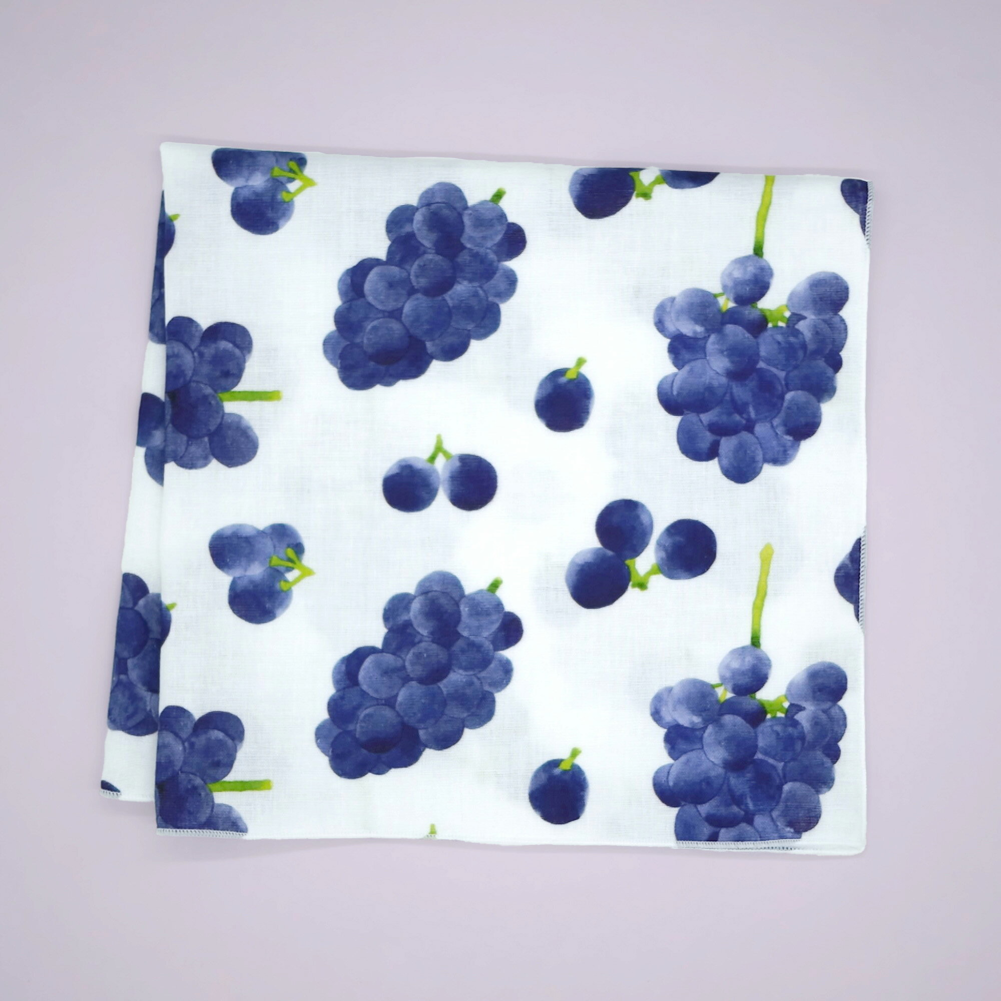 ＼P2倍＋クーポン／青山佳世 ガーゼハンカチ「grape」| KAYO AOYAMA 北欧 コットン100％ 水彩 ガーゼ 大きめ ハンカチーフ タオル 柄 個性的 カラフル 大判 可愛い おしゃれ フルーツ 果物 大人 ぶどう ブドウ 葡萄