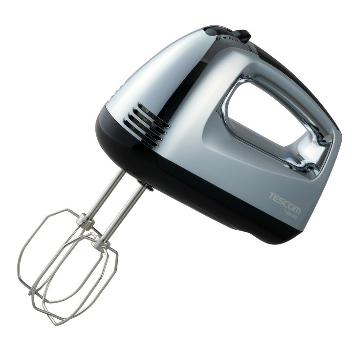 ■ABC Cooking Studio共同開発で生まれた、泡立て効率を追求した形状のビーターでスピーディーに泡立て! ビーターを付けたまま立てて置けるので、調理の合間も置き場所に困らずスムーズに調理できます。使用後はワンタッチでビーターを取り外せて、後片付けも簡単です。■ビーター形状を見直し、泡立て効率がUP!※ 少量でも使いやすく、スピーディーに泡立てができます。また、ビーターの中心に棒がなく、ワイヤー形状で洗いやすいです。ステンレス素材で食洗機にも対応しています。 ※当社従来機種THM1200との比較■調理中に材料の追加などをする時、ビーターを付けたまま立てて置けます。■ビーターが収納できるケース付きで、まとめてコンパクトに保管できます。■電源コードはケースの外側に巻いて留められます。保管時にビーターと直接ふれないため、清潔にすっきりと収納できます。■高速で素早く泡立て、仕上げは低速でキメ細かに。混ぜ具合や材料に合わせて、ビーターの回転スピードを5段階に調節できます。■使用後も手を汚すことなく、ワンタッチでビーターを取り外せます。■※電源コードをコンセントから抜いた状態で取り外してください。■調理中に片手がふさがっている時や、爪の長い方やネイルをしている方でも、レバーを押すだけでプラグを簡単に楽に抜くことができます。■電源：AC100V 50Hz/60Hz■消費電力：80W■定格時間：10分■スイッチ：電源:OFF、回転スピード:1/2/3/4/5■外形寸法：幅約190mm×奥行き約85mm×高さ約175mm(収納時)■質量：約830g(収納時) ※ビーター・ケース含む■主材料：本体:ABS■カラー：シルバー■コード長：約1.6m■ラク抜きプラグ：○■付属品：ビーター2本、収納ケース、コードクリップ■部品・消耗品：コードクリップ(WL0029)、ビーター(1本 ワイヤータイプ)(500848)、収納ケース(WL0032)■保証期間：1年間エレコムダイレクトショップ
