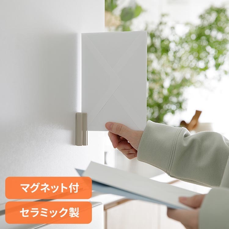 ■商品サイズW29×H55×D15mm■商品重量約18g■素材本体：ABS＋グラスファイバー＋POM＋ネオジム（マグネット）刃：セラミック背面に強力マグネットが内蔵されているため、金属面に固定させたままでも使用することができるレターカッターです。開封するには、本体の溝に封筒をはさんでスライドさせるだけ。従来品では開けにくかった厚みのある封筒や角潰れなどでもストレスなく開封できる進化版です。刃は耐久性に優れたセラミック製。約5000通の開封が可能となっています。※リニューアルに伴い、パッケージ・内容等予告なく変更する場合がございます。予めご了承ください。[検索用：レターカッター ペーパーカッター セラミック製 マグネット付 デザインフィル 4902805497374]最強翌日配送対象商品に関するご案内 最強翌日配送対象商品・対象地域に該当する場合は最強翌日配送マークがご注文カゴ近くに表示されます。 最強翌日配送可能なお支払方法は【クレジットカード、代金引換、全額ポイント支払い】のみとなります。 下記の場合は最強翌日配送対象外となります。 ・15点以上ご購入いただいた場合 ・時間指定がある場合 ・ご注文時備考欄にご記入がある場合 ・決済処理にお時間を頂戴する場合 ・郵便番号や住所に誤りがある場合 ・最強翌日配送対象外の商品とご一緒にご注文いただいた場合 ・お届け先住所文字数が40文字以上の場合【置き配規約について】