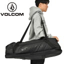 ■商品コメント &nbsp; VOLCOM ボルコム ショルダーバッグ メンズ・レディース・ユニセックス 鞄 シンプルながら、1or2泊分の衣料がラクラク収納可能な32Lのダッフルバッグです。 ショルダーと手持ちの2WAY仕様でジムワークや旅行など使用シーンに応じてバツグンの使勝手の良さを発揮してくれます。 また、スケータ仕様になっており内部スケートデッキコンパートメントと外部ボードキャリーストラップが施されているのでトリップの際にはばっちりです。 さりげなくアクセントに同色プリントでブランドネームを落とし込みサーフブランドのユーザー垂涎のデザインに仕上がっています。 旅行はもちろん、部活用の荷物の多い通学やスポーツ・ジムバッグにもおすすめです。 高さ：約28cm 横幅：約89cm マチ：約30cm 32L &nbsp; ■商品詳細 &nbsp; ■ブランド VOLCOM(ボルコム) ■商品名 SKATE VITALS M MARTINEZ DUFFLE ■品番 d6512203 ■材質 ポリエステル100% ■サイズ 高さ：約28cm 横幅：約89cm マチ：約30cm 32L &nbsp; ■商品カラーにつきまして &nbsp; 可能な限り商品色に近い画像を選んでおりますが、閲覧環境等により画像の色目が若干異なる場合もございますので、その旨をご理解された上でご購入ください。 &nbsp; メーカー希望小売価格はメーカー商品タグに基づいて掲載しています