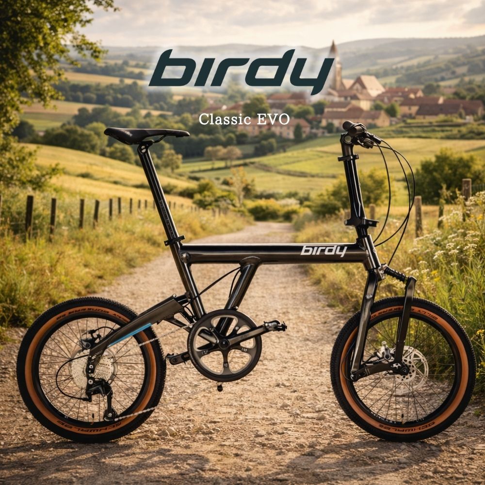 birdy Classic EVO（バーディー クラシック エボ）冒険の新たな選択肢 ■ グラベルをもっと自由に、もっと楽しく Birdy Classic EVOは、birdyシリーズの中でも「遊びのフィールド」を大きく広げるために生まれた特別なモデルです。ベースとなるのは、birdyの原点であるクラシックなフレームデザインと、マウンテンバイク譲りのジオメトリ。そこに現代の最新スペックを掛け合わせることで、小径車の常識を覆す「オフロード対応モデル」へと進化を遂げました。 「止まれる安心」が、走りの距離を伸ばす EVOの最大の特徴の一つが、メカニカルディスクブレーキ「TRP Spyre」の採用です。天候や路面状況に左右されにくい安定した制動力は、旅先での急な雨や、長い峠の下り坂でも抜群の安心感をもたらします。指先の軽いタッチで思い通りにスピードをコントロールできるため、疲れにくく、より遠くの景色まで足を伸ばしたくなるはずです。 「魔法の絨毯」を生むワイドタイヤとサスペンション 標準装備される「シュワルベ ビリーボンカース（18×2.0）」は、その迫力あるルックス通り、圧倒的なエアボリュームを誇ります。birdy特有の前後サスペンションと、この肉厚なタイヤが組み合わさることで、舗装路の段差はもちろん、砂利道や石畳すらシルキーな乗り味に変えてしまいます。まさに「路面を選ばない冒険者」のための足回りです。 クラシックな姿に宿る、最新のポテンシャル 一見すると懐かしいシルエットですが、中身はまさに「羊の皮を被った狼」。舗装路での軽快なクルージングから、未舗装路のグラベルライドまで。エレファントサイクルでも、Standardに次ぐ人気を誇るこのEVOは、カスタムベースとしても無限の可能性を秘めています。 ハンドル交換やフロントバッグの追加、さらにはよりマニアックなコンポーネントの変更まで、あなたの理想の一台を形にするお手伝いをいたします。birdyを知り尽くした当店へ、ぜひお気軽にご相談ください。 納期について ご購入前に一度ご連絡ください。 国内店舗に在庫がある場合、最短代理店で約2週間ほどで納品可能です。 Birdyは人気モデルのため、代理店在庫は日々変動しています。 商品代金には送料・組み立て費用が含まれています。 【送料】17,000円（税込） 【組立工賃】20,000円（税込） スペック仕様 フレーム birdy classic G3（フロントフォーク/リアスイングアーム付） リアディレーラー Shimano Tiagra 10speed シフター Shimano Tiagra フリーホイール Shimano CS-HG500 11-32T ブレーキ TRP Spyre（メカニカルディスクブレーキ） タイヤ Schwalbe Billy Bonkers 18×2.0 サドル birdy sports saddle cr-mo rail 付属品 ベル 重量（ペダル除く） 11.3kg 折り畳み寸法 62cm(H) × 33cm(W) × 72cm(L) 一押しのバーディカスタムパーツはこちら birdy リアキャリア birdy フロントキャリア フェンダーセット モノコック用 スタンド birdy専用 輪行バッグ フォールディングホイール L※画像はイメージです。実際の商品画像と異なる場合がございます。 【ご注意事項】 詳細は上記バナーより必ずご確認ください。
