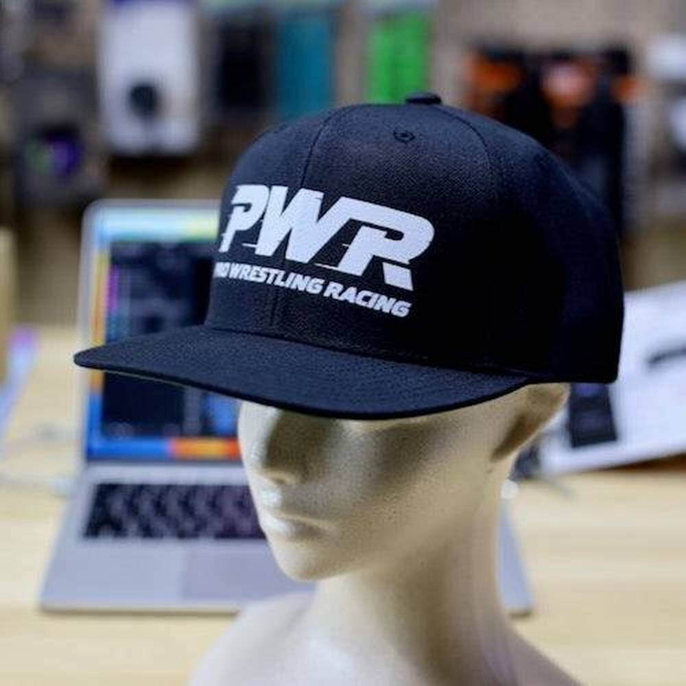 プロレスレーシングのオリジナルキャップです。売上金の一部は、F1チームを買収する資金になります。 サイズ：55〜60.5cm つばの長さ：7cm つばの幅：18cm【ご注意事項】 詳細は上記バナーより必ずご確認ください。