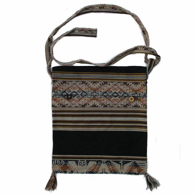 当商品は、ペルー・アンデス地方のクスコ民族織物のショルダーバッグです。 フォルクローレ音楽の衣装としても、ご使用頂けると思います 素材は、細糸のアクリルしっかりと織ってあります。 インカ時代を思わせる柄です。 本体サイズ　縦約33cm・横約29cm・マチなし・肩紐調整可能（肩紐約122cm）。 画像は調整しましたが、違いはご了承ください。