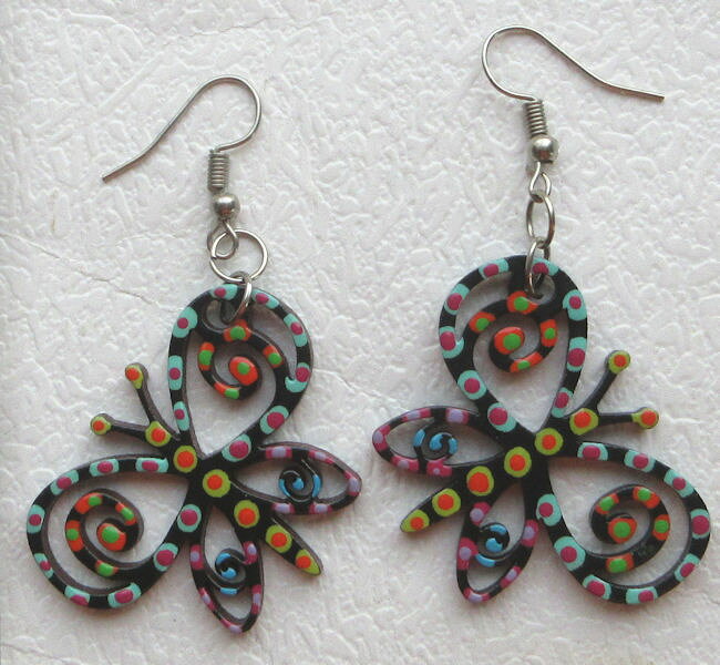 ペルー アンデス PI-034-04 クスコ 木製 カラフル ピアス インカ 音符 猫 蝶々 ハート 花 フクロウ イルカ フォルクローレ衣装 フォルクローレ音楽