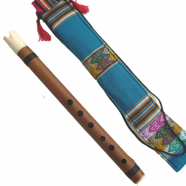 ペルー・リマ市内の楽器点オーナーのラモスさん作（焼印無し）の、フォルクローレ楽器のハカランダ素材のケーナです。 全長約38cm・G管（ソ）。 吹き口は、牛骨を使用しています・衝撃に弱いのでご注意ください。 素材はハカランダ・ワシントン条約のハカランダとは異なります。 セミプロ用です。 ケーナケースはクッション入りです ケーナケースの色が変わる事が有りますので、ご了承ください 画像は調整しましたが、違いはご了承ください。 新品・吹き方の簡単なイラスト・運指票付き。 注意 時々、当商品の素材が肌に合わない方が見えます（口の周り・指等に”かぶれる”症状が出ます）。 ご理解の上、御注文ください。 また、当素材特有の臭いも致します。