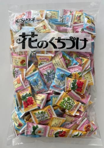 原材料：水あめ（国内製造）、砂糖、加糖れん乳、食用油脂、食塩／酸味料、香料、乳化剤、着色料（赤キャベツ、カロチン）、（一部に乳成分・大豆を含む） 商品サイズ（高さ×奥行×幅）:5.3cm×38cm×24cm