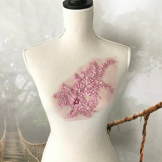 ビーズをたくさん施したお花の刺繍レースモチーフです。 お花の部分もスパンコールとビーズ付きです。 新体操、社交ダンス、バトントワリング、 レオタード、ベリーダンス、フィギュアスケート、 バレエ、ドレス、ステージ衣装、ハンドメイド材料などに 使用すると綺麗です。 サイズ：H24cm W15cm カラー：ピンク