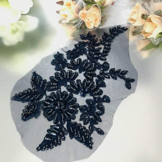 ビーズをたくさん施したお花の刺繍レースモチーフです。 お花の部分もスパンコールとビーズ付きです。 ワンピース、新体操、社交ダンス、バトントワリング、 レオタード、ベリーダンス、フィギュアスケート、 バレエ衣装、ドレス、服飾、ステージ衣装、舞台衣装、 ハンドメイド材料などにお使いいただけます。 サイズ：H24cm W15cm カラー：ネイビー