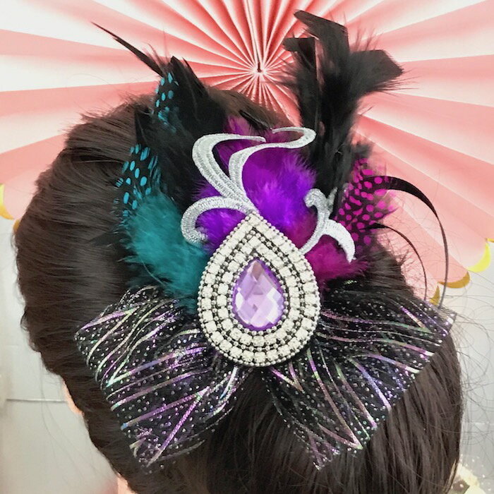 コサージュ（髪飾り） ヘアアクセサリー ヘッドアクセサリー ヘア飾り 社交ダンス用 ヘッドピース コサージュ 羽根付き フェザー ヘッドドレス ダンス衣装 髪飾り ヘアアクセサリー 衣装 ブローチ パープル ブラック ピンク グリーン