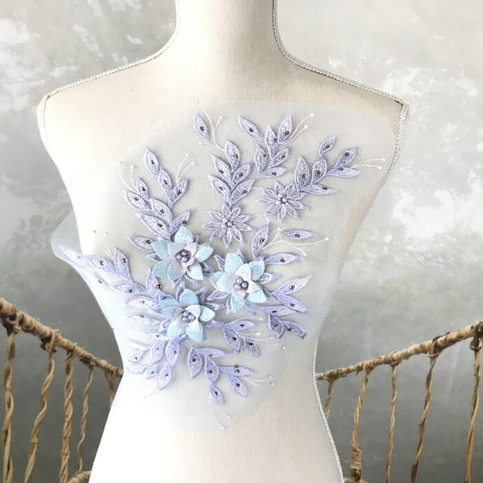 チュール生地がベースのラインストーンと ビーズ付きお花の刺繍モチーフになります。 ワンピース、新体操、社交ダンス、バトントワリング、 レオタード、ベリーダンス、フィギュアスケート、 バレエ衣装、ドレス、服飾、ステージ衣装、舞台衣装、 ハンドメイド材料などにお使いいただけます。 サイズ：H34cm W23cm カラー：ライトパープル・ライトブルー