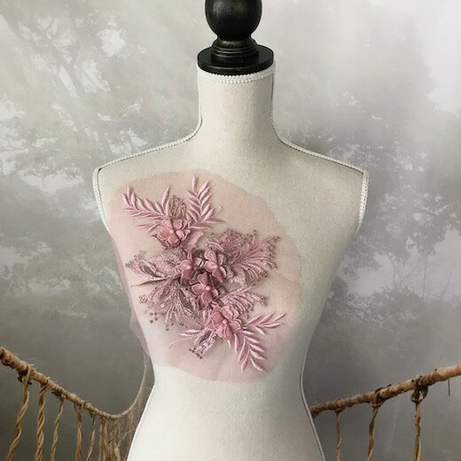 チュールにビーズとピンクの お花の刺繍を施したモチーフです。 お花は立体的になっています。 新体操、社交ダンス、バトントワリング、バレエ衣装、 レオタード、ベリーダンス、フィギュアスケート、 服飾、ドレス、ステージ衣装、手作り制作などに お使いいただけます。 サイズ：H32cm W19cm カラー：ピンク