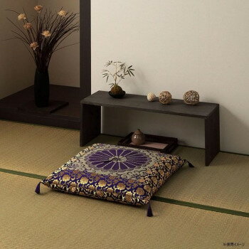 「北海道・沖縄・離島・一部地域へのお届けは別途送料を請求させていただきます。」「お客様都合でのキャンセルの場合、出荷前後にかかわらずキャンセル料などの手数料が発生いたしますので予めご了承ください。」「メーカーより取り寄せ商品のため、在庫状況によっては欠品・廃盤の可能性があります。あらかじめご了承ください。」片面はい草、もう片面は金襴生地を使用しており、リバーシブルで使用できます。国産い草を使用したい草座布団です。一本一本が太く、表皮が厚くキメが細かいので弾力性があり、耐久性に優れています。お盆や法事、法要などの慶弔用としてご使用頂けます。い草には湿度調整、消臭効果、抗菌防臭効果などの効果があります。中材にはめん綿を使用しているので、ふっくらとしており、底つき感を感じにくいです。一般的な座布団よりも大きいサイズなので、お坊様が座られても足元がはみでにくいサイズになります。定期的に乾いた雑巾や掃除機でゴミを取り除き、日陰干しをするだけで、お手入れ完了です。※画面上のカラーはご使用ブラウザやモニターの設定により、実物とは若干異なる場合がございます。あらかじめご了承の上、ご注文をお願いいたします※自然素材であること、また職人が一つ一つ手作業にて加工を行うため、形状のバラつきや表示サイズと多少異なることがあります洗濯表示:洗えませんサイズ68×70cm個装サイズ：65.0×65.0×12.0cm重量個装重量：2800g素材・材質表:い草(九州産)※袋織、裏:金襴、中材:めん綿1.8kg生産国日本fk094igrjs