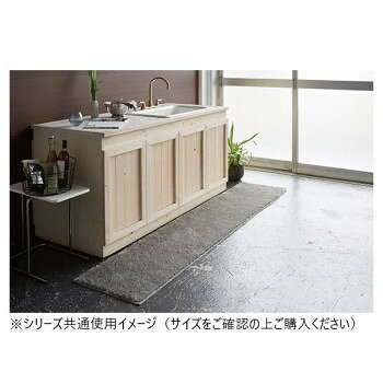 「北海道・沖縄・離島・一部地域へのお届けは別途送料を請求させていただきます。」「お客様都合でのキャンセルの場合、出荷前後にかかわらずキャンセル料などの手数料が発生いたしますので予めご了承ください。」「メーカーより取り寄せ商品のため、在庫状況によっては欠品・廃盤の可能性があります。あらかじめご了承ください。」3種の糸を使用したキッチンマット。毛足の流れ方や照明により、上品な輝きを放ち、表情豊かにお部屋を演出します。毛足の長さは約25mm。とても肌触りが良く、ギュッとつまったパイルで体をふんわり優しく包み込んでくれます。マットの裏面にはズレないように滑り止め加工を施しているので、滑りにくく安心です。小さなお子様やお年寄りがいるご家庭でも安心してお使いいただけます。【お手入れ方法】・洗濯機で丸洗いのあと脱水機にかけ陰干しして下さい。・初期のお洗濯では多少色落ち、遊び毛が出ることがありますので、単品洗い(ネット使用)をして下さい。・漂白剤は使用しないで下さい。※柄の出方は商品によって異なります。※繊維製品の為、多少の誤差が生じる場合がございます。(±3cm程度)※掲載画像がパソコンやモニターの環境により、実物商品と多少色の違いが生じる事がございますが、ご了承お願い申し上げます。サイズ50×240cm個装サイズ：52×62×9cm重量個装重量：1900g素材・材質表面:ポリエステル100%裏面:合成ゴム仕様滑り止め加工生産国生地:トルコ製/縫製:日本fk094igrjs