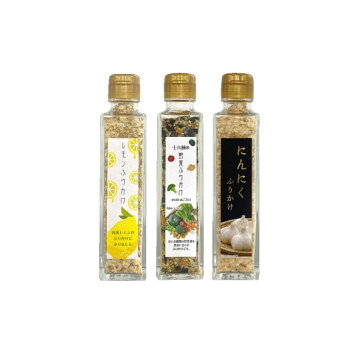 「北海道・沖縄・離島・一部地域へのお届けは別途送料を請求させていただきます。」「お客様都合でのキャンセルの場合、出荷前後にかかわらずキャンセル料などの手数料が発生いたしますので予めご了承ください。」「メーカーより取り寄せ商品のため、在庫状況によっては欠品・廃盤の可能性があります。あらかじめご了承ください。」レモン・十六種の野菜・にんにくのふりかけセットです。ほかほかご飯やおむすび、唐揚げやサラダ等にふりかけて、お召し上がり下さい。【レモンふりかけ】国産のレモンをふんだんに使ってさわやかなふりかけに仕上げました。唐揚げやサラダ等にかけてお召し上がりください。【十六種の野菜ふりかけ】十六種の野菜(ブロッコリー、南瓜、人参、パセリ、苦瓜、ケール、ゴボウ、レンコン、じゃが芋、グリーンピース、小松菜、セロリ、ほうれん草、トマト、チンゲン菜、モロヘイヤ)を盛り込んだふりかけです。のりとたまごを使用し、お子様にも食べやすい甘みのある味に仕上げてあります。ほかほかご飯、おむすび、お弁当にふりかけて、お召し上がり下さい。【にんにくふりかけ】ガーリックパウダーとフライドガーリックを使用したにんにく風味のふりかけです。にんにくの香ばしさと芳醇なバターの香りが食欲をそそります。ほかほかご飯、おむすび、お弁当にふりかけて、お召し上がり下さい。内容量レモンふりかけ:50g/個、十六種の野菜ふりかけ:60g/個、にんにくふりかけ:40g/個サイズ個装サイズ：21.7×18.2×26.1cm重量1500g個装重量：8000g仕様賞味期間：製造日より360日セット内容(レモンふりかけ:50g、十六種の野菜ふりかけ:60g、にんにくふりかけ:40g)×各10個生産国日本栄養成分(※100g当たり)レモンふりかけ:熱量:352kcal/たんぱく質:14.7g/脂質:7.5g/炭水化物:56.3g/食塩相当量:16.5g十六種の野菜ふりかけ:熱量:367kcal/たんぱく質:11.3g/脂質:7.6g/炭水化物:63.4g/食塩相当量:11.4gにんにくふりかけ:熱量:179kcal/たんぱく質:14.2g/脂質:2.0g/炭水化物:26.0g/食塩相当量:58.4g原材料名称：ふりかけレモン:ポテトフレーク、ごま、レモン果汁、しょうゆ風味顆粒、食塩、糖類、醤油、でん粉、鰹節粉末、酵母エキス、発酵調味料、香辛料、調味料(アミノ酸等)、酸味料、加工でん粉、着色料、香料、貝カルシウム、甘味料(一部に乳成分・小麦・さば・大豆・ごまを含む)十六種の野菜:でん粉、糖類、ポテトフレーク、ごま、食塩、野菜粉末、のり、鰹節粉末、発酵調味料、抹茶、酵母エキス、スピルリナ、あおさ、椎茸、加工でん粉、調味料(アミノ酸等)、着色料、酸化防止剤(一部に卵・小麦・大豆・ごまを含む)にんにく:ポテトフレーク、糖類、醤油、にんにく粉末、食塩、でん粉、フライドガーリック、ビーフ風味調味料、乳製品、調味料(アミノ酸等)、香料、着色料、甘味料(一部に乳成分・小麦・牛肉・大豆・鶏肉・豚肉を含む)アレルギー表示卵、乳、小麦、牛肉、ごま、さば、大豆、鶏肉、豚肉、ゼラチン（原材料の一部に含んでいます）保存方法直射日光などの高温や多湿を避けて、保存してください。製造（販売）者情報製造者:株式会社みなり/広島県東広島市河内町下河内636fk094igrjs