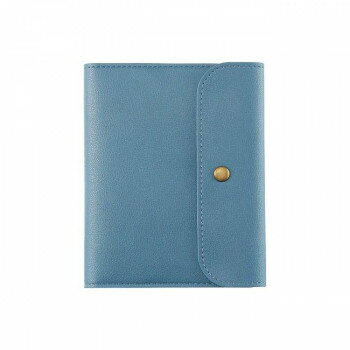 「北海道・沖縄・離島・一部地域へのお届けは別途送料を請求させていただきます。」「お客様都合でのキャンセルの場合、出荷前後にかかわらずキャンセル料などの手数料が発生いたしますので予めご了承ください。」「メーカーより取り寄せ商品のため、在庫状況によっては欠品・廃盤の可能性があります。あらかじめご了承ください。」診察券・保険証・予約票・領収書など通院に必要なものを一つに。ゆったりサイズのカードポケットと紙の保険証・各種認定証などが入ります。よく使う診察券を、ひとまとめ。ラミネート加工のカードも入るカードポケット(4カ所)。紙の保険証・各種認定証などが入るメインポケット。サイズ115×12×140mm個装サイズ：19×12×3cm重量個装重量：50g素材・材質本体:PU 合皮・ポリエステルホック:真鍮仕様【最大収容サイズ】メインポケット(2カ所):128×91mmカードポケット(4カ所):91×62mm生産国中国fk094igrjs