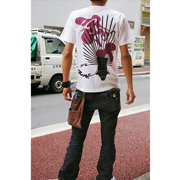 ■サイズ・色違い・関連商品■戦国武将Tシャツ 【豊臣秀吉 馬蘭後立付兜】 XSサイズ 半袖 綿100% ブラック(黒) 〔Uネック おもしろ〕■戦国武将Tシャツ 【豊臣秀吉 馬蘭後立付兜】 Sサイズ 半袖 綿100% ブラック(黒) 〔Uネック おもしろ〕■戦国武将Tシャツ 【豊臣秀吉 馬蘭後立付兜】 Mサイズ 半袖 綿100% ブラック(黒) 〔Uネック おもしろ〕■戦国武将Tシャツ 【豊臣秀吉 馬蘭後立付兜】 Lサイズ 半袖 綿100% ブラック(黒) 〔Uネック おもしろ〕■戦国武将Tシャツ 【豊臣秀吉 馬蘭後立付兜】 XSサイズ 半袖 綿100% ホワイト(白) 〔Uネック おもしろ〕■戦国武将Tシャツ 【豊臣秀吉 馬蘭後立付兜】 Sサイズ 半袖 綿100% ホワイト(白) 〔Uネック おもしろ〕■戦国武将Tシャツ 【豊臣秀吉 馬蘭後立付兜】 Mサイズ 半袖 綿100% ホワイト(白) 〔Uネック おもしろ〕[当ページ]■戦国武将Tシャツ 【豊臣秀吉 馬蘭後立付兜】 Lサイズ 半袖 綿100% ホワイト(白) 〔Uネック おもしろ〕■戦国武将Tシャツ 【豊臣秀吉 馬蘭後立付兜】 XLサイズ 半袖 ホワイト(白) 〔メンズ 大きいサイズ Uネック おもしろ〕関連商品の検索結果一覧はこちら■商品内容和柄オリジナルデザインの戦国武将・天下統一・豊臣秀吉Tシャツ！尾張国愛知郡中村の百姓として生まれながら織田信長に仕え、次第に頭角を表す。信長が本能寺の変で明智光秀に討たれると、山崎の戦いで光秀を破り、信長の後継の地位を得る。その後、大坂城を築き関白・太政大臣に任ぜられた。豊臣姓を賜り、日本全国の大名を従え天下統一を成し遂げた。太閤検地や刀狩などの政策を採るが、慶長の役の最中に、嗣子の秀頼を徳川家康ら五大老に託して没した。 墨俣の一夜城、金ヶ崎の退き口、高松城の水攻め、石垣山一夜城など機知に富んだ逸話が伝わり、百姓から天下人へと至った生涯は「戦国一の出世頭」と評される。◆デザインコンセプト◆豊臣秀吉の兜である「馬蘭後立付兜」と辞世の句である「露と落ち露と消えにし我が身かな 浪速のことは 夢のまた夢」より「露」と「夢」をモチーフに武将・豊臣を雄々しくも華やかに表現しました。黒は【夢】、白は【露】と書かれている文字が違います。一見分からないですが、さりげないデザインの違いをお楽しみ下さい。■商品スペック【材質】綿100%【サイズ】XS（着丈62cm 身幅45cm 肩幅37cm 袖丈18cm）S（着丈68cm 身幅47cm 肩幅45cm 袖丈20cm）M（着丈／73cm 身幅51cm 肩幅49cm 袖丈20cm）L（着丈75cm 身幅56cm 肩幅51cm 袖丈22cm）XL（着丈77cm 身幅59cm 肩幅55cm 袖丈25cm）【お洗濯の注意】TWT-JAPANのTシャツは、シルクスクリーンプリントでしっかりプリントしておりますので、 洗濯しても剥がれにくくなっていますが、デザイン上、極端に細い線のプリント、網版プリント、 通気性を考慮しての半ラバープリントなどもございますので、裏返しにしてのお洗濯をオススメ致します。■送料・配送についての注意事項●本商品の出荷目安は【1 - 4営業日　※土日・祝除く】となります。●お取り寄せ商品のため、稀にご注文入れ違い等により欠品・遅延となる場合がございます。●本商品は仕入元より配送となるため、沖縄・離島への配送はできません。