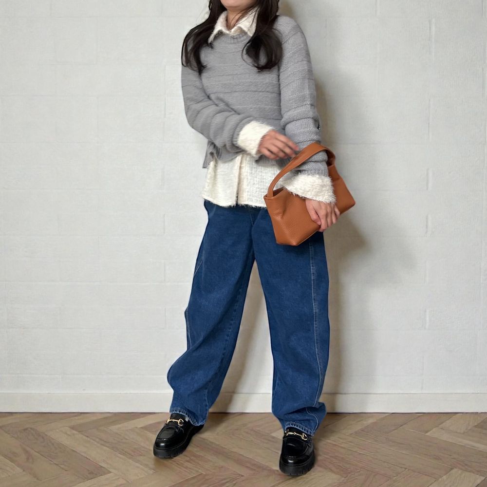 商品説明 トレンド感は欲しいけれどやりすぎない、そんな大人のバランス感覚に寄り添う、美しく計算されたカーブデニム。 腰まわりから太ももにかけては程よくゆとりを持たせ、裾に向かって自然に落ちる立体シルエット。 膨らみすぎないカーブ設計だからバレルパンツが初めての方でも取り入れやすく、体型を選ばずすっきりとした印象に仕上がります。 最大のポイントは、両サイドに施された切り替えライン。 縦のラインを強調することで、視覚的に脚をまっすぐ・長く見せ、後ろ姿まで美脚を演出します。 スニーカーでラフに、パンプスで女性らしく、ブーツでモードに。 足元を選ばないデザインだから、カジュアルからきれいめまで幅広いスタイリングに対応。 カラーは季節を問わず活躍する深みのあるインディゴブルー。 トップス次第で表情が変わり、一年中頼れる主役デニムとしてワードローブに欠かせない一本です。 Color ・INDIGO BLUE / インディゴブルー Size （2 size/ Sサイズ・Mサイズ） ・総丈・S/100cm・M/103cm ・股上/下・S/28cm,75cm・M/29cm,76cm ・ウエスト・S/36cm・M/38cm ・ヒップ・S/53cm・M/55cm ・わたり・S/31cm・M/31cm （参考写真/モデル身長165cm M size着用） 素材 ・コットン100% 伸縮 ・なし 透け感 ・なし 備考欄 ＊すべて平置きでの採寸となります。多少の誤差はご了承ください ＊画面上と実物では多少色具合が異なって見える場合もございます ＊他店においても販売致しておりますのでご注文状況により完売となる場合がございます ＊在庫管理は随時行っておりますが完売によりお客様にお届けできない場合は早急にご連絡をさせて頂きますので予めご了承ください お問合せ 「もっと詳しい素材や質感が知りたい！」「もっと詳しいサイズを知りたい！」 「もっと違う角度からの写真が見たい！」などなど・・・。どんな些細な事でも大丈夫です。 お各様に満足してお買い物をして頂けるよう出来るだけご要望にお応えしたいと思っております。 各商品のお問合せフォームより遠慮なくご連絡ください。(イームコネクション) 検索キーワード 2サイズ 韓国ファッション レディース デニム カーブパンツ カーブデニム コクーンデニム デニムパンツ バレルパンツ サイドライン 美脚 脚長 ワイドパンツ ジーンズ ボトム 体型カバー