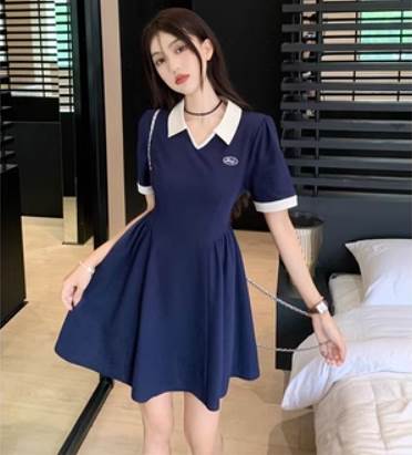 ワンピース 膝上 Vネック ポロ襟 フレア プリーツ 大人可愛い おしゃれ かっこいい ガーリー クール ふんわり感 美容師 メイクアップアーティスト ネイリスト アパレルスタッフ 美容部員 エステティシャン インテリアコーディネーター 通訳 事務職 総合職