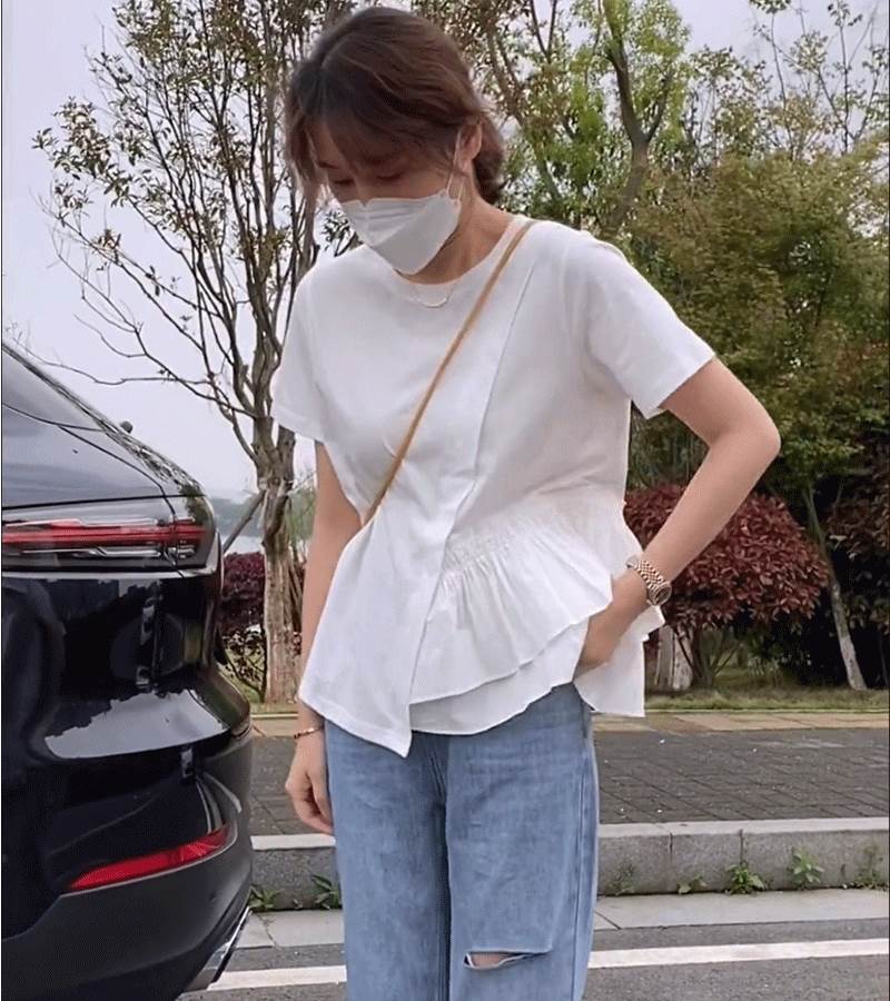 Rakuten - トップス デート Tシャツ カットソー 白トップス ミディアム丈 袖あり 半袖 フレアスリーブ クルーネック 襟なし フレア Aライン 切り替えデザイン フリル かわいい 大人可愛い きれいめ シンプル カジュアル 上品 おしゃれ お洒落 レトロ 大人女子 こなれ感 ラフ ラブリー