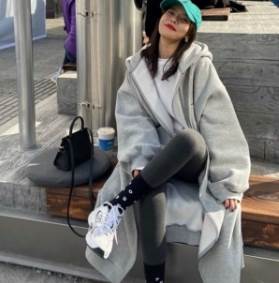 Plain - トレーナー ミモレ丈 ロング 袖あり 長袖 ストレート フード付き ファスナー ポケット 前開き 羽織 大人可愛い シンプル カジュアル かっこいい 無地 秋 冬 10代 20代 30代 40代 レディース ママ 学生 デート お出かけ 女子会 お泊まり 休日 イベント 旅行 着回し 普段使い