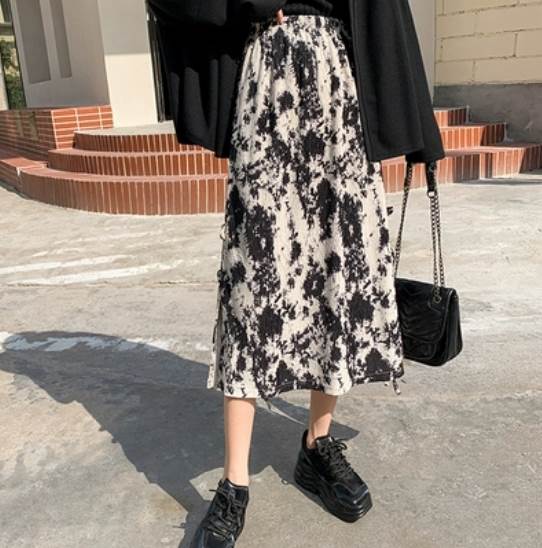 スカートアート柄 ペイント柄 ミモレ丈 ボトムス フレア ハイウエスト ウエストゴム かわいい おしゃれ ラブリー キュート ガーリー 個性的 モード 存在感 ロングシーズン 学生 デート お出かけ 女子会 ランチ ショッピング 休日 着回し 普段使い モテ 脚長 スタイルアップのサムネイル