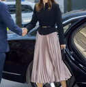 トップス スカート ロング丈 長袖 かわいい 大人可愛い きれいめ シンプル カジュアル 大人 上品 おしゃれ お洒落 大人女子 こなれ感 個性的 主役級 存在感 美容師 メイクアップアーティスト ネイリスト アパレルスタッフ 美容部員 エステティシャン コーディネーター 通訳