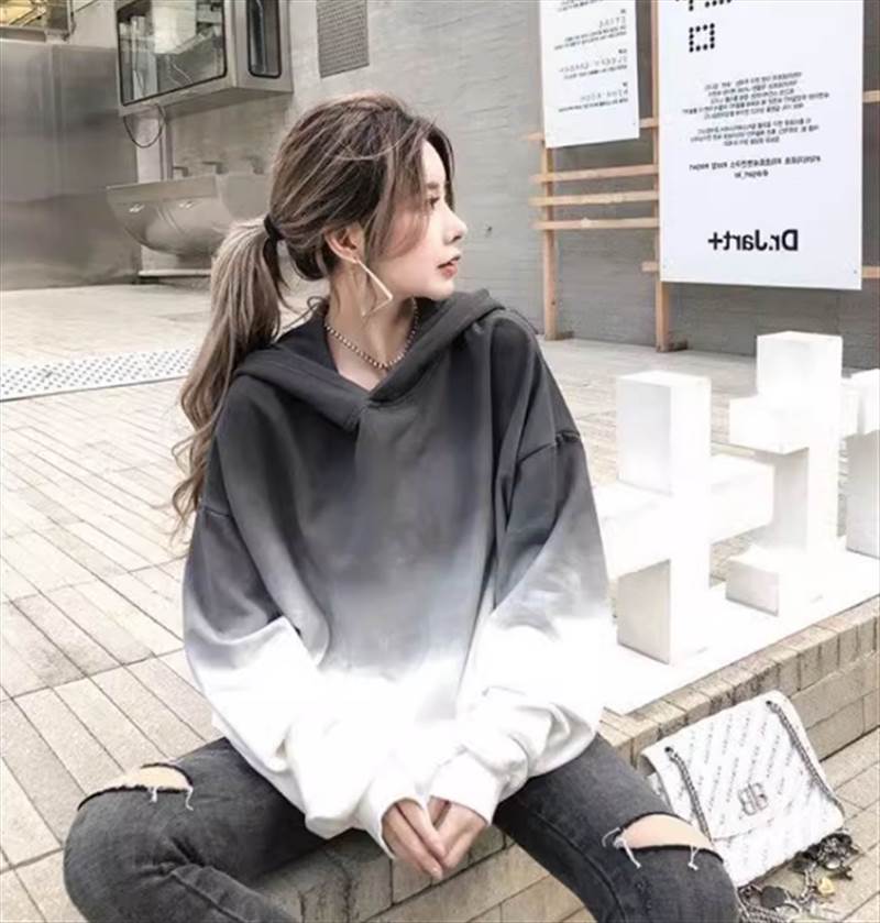 大人可愛いカットソートップスが登場しました！フード付きで、ゆったりとした着心地が人気です。カジュアルから大人上品まで、幅広いスタイルに合わせやすい一枚。グラデーションカラーがこなれ感や抜け感を演出し、ラフに着こなせるのでオシャレ上級者におすすめです。さらに、無地でデザインされているため、シンプルなアイテムとしても活躍します。春から秋までの季節に着用でき、10代から40代までの幅広い年齢層に対応しています。デートやお出かけ、インスタ映えする写真の撮影にも最適です。お手持ちのボトムと合わせやすく、簡単におしゃれなコーディネートが完成します。色展開 ワンカラーサイズ M Lサイズ(cm)M /着丈 67 /肩幅 64.2 /バスト 132 /袖丈 58L /着丈 68 /肩幅 65.4 /バスト 136 /袖丈 59《商品について》※当ショップは海外からのノーブランド商品になります。海外製品のため日本商品に比べ品質が劣る場合がございます。糸のほつれ、多少の汚れやシミ、ファスナーが固い、デザインの若干の違いなどは不良品には該当しませんのでご了承ください。お手持ちの携帯やPCの画面設定の影響により、実物と色味が異なって見える場合がございます。《発送について》お取り寄せ商品のため、ご入金確認後、発送までに通常「10〜14日程度」のお時間が掛かります。また、メーカー様の混雑状況により通常よりもお時間がかかってしまう場合もございます。欠品や商品の不具合などにより、商品をお届けすることができず、ご注文をキャンセルさせていただく場合もございますのでご了承ください。※当ショップの商品はお取り寄せ商品につき、入金確認後メーカーへ発注させて頂きます。※メーカーにて在庫切れの場合は、速やかに返金させて頂きます。《返品についての特約に関する事項》ご注文確定後、発注後のキャンセルやサイズなどの内容変更は承っておりません。注文時によくご確認くださいサイズが合わない、またイメージと違った等でのご返品・ご返金は「会社概要」をご確認の上お申し付けください。最後までご覧くださり、ありがとうございました。TA4067 トップス カットソー フード付き 長袖 ラウンドネック ゆったり グラデーションカラー 大人可愛い カジュアル 大人 上品 大人女子 こなれ感 抜け感 ラフ ルーズ 無地 春 秋 10代 20代 30代 40代 レディース ママ 学生 デート お出かけ インスタ映え 美容師 メイクアップアーティスト ネイリスト アパレルスタッフ 美容部員 エステティシャン コーディネーター 通訳 事務職 総合職 システムエンジニア マーケター OL フリーランス M L ブラック ホワイト