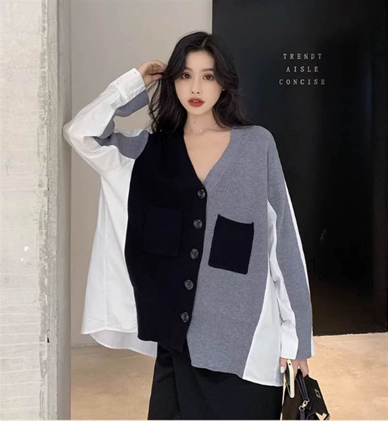 ミディアム丈のシャツで、トレンド感と大人可愛さを演出できます。ドロップショルダーやVネックなど、こだわりポイントも盛りだくさん。存在感抜群の切り替えデザインやワイドポケットもポイント。カジュアルながらも、こなれ感と抜け感があるスタイルを叶えます。程よく体型カバーもしてくれるので、ママさんや学生さんにもおすすめです。春や秋のお出かけにぴったりの一枚。さまざまなシーンで活躍してくれること間違いなしです。Lサイズから3XLサイズまであり、着心地も快適。お手持ちのアイテムと合わせて、オシャレなコーディネートを完成させてくださいね！色展開 ワンカラーサイズ L XL 2XL 3XLサイズ(cm)L /着丈 86 /肩幅 45 /バスト 118 /袖丈 60XL /着丈 87 /肩幅 46 /バスト 120 /袖丈 612XL /着丈 88 /肩幅 47 /バスト 122 /袖丈 623XL /着丈 89 /肩幅 48 /バスト 124 /袖丈 63《商品について》※当ショップは海外からのノーブランド商品になります。海外製品のため日本商品に比べ品質が劣る場合がございます。糸のほつれ、多少の汚れやシミ、ファスナーが固い、デザインの若干の違いなどは不良品には該当しませんのでご了承ください。お手持ちの携帯やPCの画面設定の影響により、実物と色味が異なって見える場合がございます。《発送について》お取り寄せ商品のため、ご入金確認後、発送までに通常「10〜14日程度」のお時間が掛かります。また、メーカー様の混雑状況により通常よりもお時間がかかってしまう場合もございます。欠品や商品の不具合などにより、商品をお届けすることができず、ご注文をキャンセルさせていただく場合もございますのでご了承ください。※当ショップの商品はお取り寄せ商品につき、入金確認後メーカーへ発注させて頂きます。※メーカーにて在庫切れの場合は、速やかに返金させて頂きます。《返品についての特約に関する事項》ご注文確定後、発注後のキャンセルやサイズなどの内容変更は承っておりません。注文時によくご確認くださいサイズが合わない、またイメージと違った等でのご返品・ご返金は「会社概要」をご確認の上お申し付けください。最後までご覧くださり、ありがとうございました。TA4117 トップス シャツ ミディアム 長袖 ドロップショルダー Vネック ノーカラー 切り替えデザイン ワイド ポケット 大人可愛い カジュアル 大人女子 こなれ感 ラフ 存在感 抜け感 春 秋 10代 20代 30代 40代 レディース ママ 学生 お出かけ 体型カバー インスタ映え 美容師 メイクアップアーティスト ネイリスト アパレルスタッフ 美容部員 エステティシャン コーディネーター 通訳 事務職 総合職 システムエンジニア マーケター OL フリーランス L XL 2XL 3XL ブラック