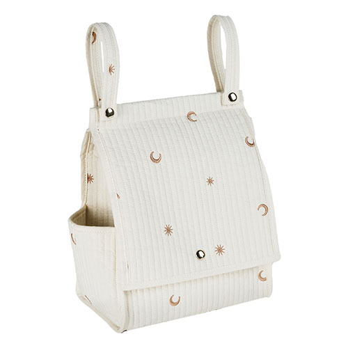 使いやすさとデザイン性を兼ね備えた吊り下げタイプ 使いやすさとデザイン性を兼ね備えた吊り下げタイプのおむつストッカー 毎日のお世話にそっと寄り添い、ママの気分を上げるお洒落なデザイン。 優しいカラーのヌビ生地と繊細な刺繍が可愛い。 1枚ずつスッと取り出せて上から補充もラクラク! 蓋つきなのでホコリを防ぎ、衛生面も安心です。 サイドポケットには体温計やつめ切り、保湿剤等のヘルスケア用品を入れておくのに便利。 取っ手部分はスナップボタンを採用しており、簡単に取り外しが可能です。 お子さまの成長に合わせて、吊り下げから床置きに変えてお使いいただけます。 おむつを卒業した後も、車のヘッドレストに吊り下げてティッシュケースとして使ったり、 ペットとお出かけの際にペットシーツやおやつ入れにも。 ●サイズ : 横22.5×縦28×マチ14.5cm ●重さ : 187g ●素材 : 綿100%(外側) ●保証期間 : 90日 ●生産国 : 中国