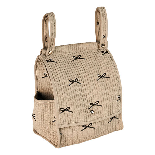 使いやすさとデザイン性を兼ね備えた吊り下げタイプ 使いやすさとデザイン性を兼ね備えた吊り下げタイプのおむつストッカー 毎日のお世話にそっと寄り添い、ママの気分を上げるお洒落なデザイン。 優しいカラーのヌビ生地と繊細な刺繍が可愛い。 1枚ずつスッと取り出せて上から補充もラクラク! 蓋つきなのでホコリを防ぎ、衛生面も安心です。 サイドポケットには体温計やつめ切り、保湿剤等のヘルスケア用品を入れておくのに便利。 取っ手部分はスナップボタンを採用しており、簡単に取り外しが可能です。 お子さまの成長に合わせて、吊り下げから床置きに変えてお使いいただけます。 おむつを卒業した後も、車のヘッドレストに吊り下げてティッシュケースとして使ったり、 ペットとお出かけの際にペットシーツやおやつ入れにも。 ●サイズ : 横22.5×縦28×マチ14.5cm ●重さ : 187g ●素材 : 綿100%(外側) ●保証期間 : 90日 ●生産国 : 中国