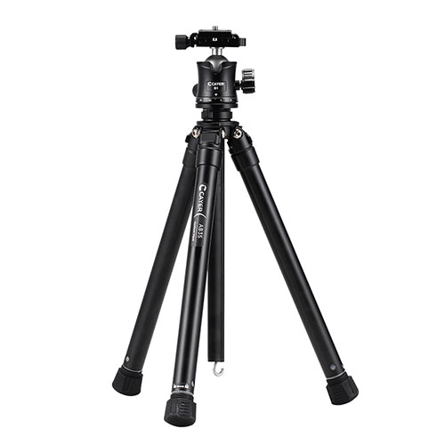 CAYER AB35B1 ブラック コンパクトさと高剛性を両立したCAYERアルミ三脚。 先端1ヶ所の操作でスピーディーに脚を伸縮できます。 素早く構図を決められるボールヘッドB1とのセット。 ●ローアングル機構 : 開脚角度は3段階に調節できます。 ●スムーズな伸縮機能 : 先端1ヶ所の操作で脚が伸縮するので、素早く三脚をセッティングできます。 ●センターフック : センターフックに重りを掛け、安定性を増すことができます。 ●ショートセンターパイプ : ローアングル撮影の際は、付属のショートセンターパイプを取り付けることで最低約149mmまで低く設置できます。 ●アルカスイス互換シュー : アルカスイス互換シューを採用。シンプルで固定力のある構造になっています。 ●水準器 : 水準器装備 ●スマホホルダー : 付属のスマホホルダーは、55mm〜78mmの固定幅。下部と背面には1/4インチ三脚ネジ穴。コールドシュー×1箇所装備。 CAYER(カイヤー)は、カメラおよびビデオ用三脚の設計・製造に特化したグローバルブランドです。 2016年の創業以来、テレビ局、映画スタジオ、著名なフォトグラファーや映像クリエイターに信頼される製品を提供してきました。 これまでに中国国内外で数多くの特許を取得し、映像制作の未来を切り拓く技術革新によって多くの賞を受賞しています。 2026年現在、CAYERの製品は世界40か国以上で販売され、映像業界を支えるグローバルリーダーを目指しています。 ●セット内容 : B1雲台+AB35B三脚 ●三脚仕様 : 材質 … アルミ / 三脚段数 … 5段 / 脚径(mm) … 22-19-16-13-10 / 全高 … 1,356mm / 最低高 … 149mm / 縮長 … 388mm / 質量 … 810g(B1雲台220g含む) / 耐荷重 … 5kg / 脚パイプの形状 … 丸パイプ ●雲台仕様 : 材質 … アルミニウム合金 / 雲台の高さ … 70mm / 質量 … 220g / 耐荷重 … 5kg / ベース直径 … 42mm / 底部のネジ … 3/8インチ(1/4インチネジ付) / 上部仰俯 … +90°-90° / 動作温度 … +50℃〜-20℃ ●付属品 : ショートセンターポール / スマホホルダー(スマホ固定幅55mm〜78mm) / MFスクリュー(1/4変換ネジ)×2個※内1個は雲台底部に装着済み / MFスクリュードライバー / 六角レンチ ●カラー : ブラック ●原産国 : 中国 ●保証期間 : 12ヶ月