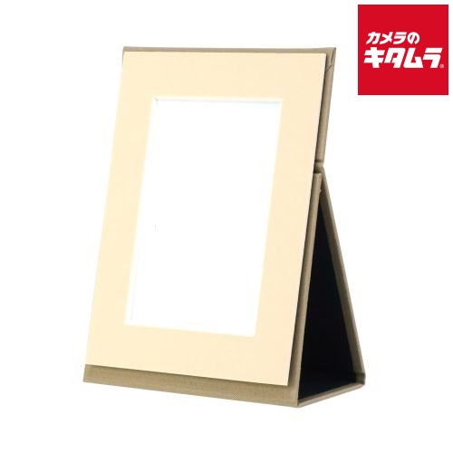 【製品特徴】■スリムにたたんで持ち運べる■鮮やかな9色の布表紙【製品仕様】●外寸：136×177×9mm（折りたたみ時）●窓寸：117×79mm●質量：100g●パッケージ：PP袋●対応サイズ：L判（89×127mm）●本体：紙、布※置きのみ※窓に透明シートなどはついていません ※商品の仕様・対応をご確認の上、ご購入ください。 `万丈ポータブルフォトフレームL判タテセサミ` ※この説明文は楽天市場店の記載内容です。URLはhttps://item.rakuten.co.jp/emedama/で始まります。URLが異なる際はサイトを利用することのないよう十分ご注意ください。 ▼ご注意▼以下の商品は、当商品と互換性に関係なく表示されます。互換性は別途ご確認の上ご注文ください● 商品の返品について