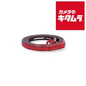 【製品特徴】■イタリアンレザー本来の美しさと職人技が融合したこのストラップは、シンプルながらも洗練されたデザインで、使う人の日常に寄り添いながら、撮影シーンをより快適で特別なものにします■厚みがありながら細身に仕上げられたレザーは、しなやかさと耐久性を兼ね備え、使い込むほどに色合いや風合いが深まる特別な素材です■さらに、熟練職人による丹念な仕上げが施されたコバ（革の側面）は、滑らかな光沢を放ち、首への優しフィット感を実現。見た目の美しさと使い心地の良さを両立しています■好みや用途に応じて、2つの長さからお選びいただけます。ACAM-280A（スタンダードレングス）は、首掛けに適したスタンダードな長さのネックストラップモデルで、日常使いに最適■一方、ACAM-280LA（ロングレングス）は、肩掛けや斜め掛けにも対応できるショルダーストラップモデル。撮影スタイルやシーンに応じてお選びいただけます■今回のリニューアルでは、着脱の際に指先や爪への負担が少なく、強度と耐久性に優れたステンレス製のリングを採用（従来モデルとの比較）。さらに本体と二重リングの接触を防ぐあて革をコンパクトに変更、すっきりとしたデザインとなっています■洗練されたシンプルなデザインが、どのカメラスタイルにも美しく調和し、撮影時に控えめながらも上品な存在感を放ちます■スタンダードとロング、2つのモデルから自分のスタイルに合った一品を選び、日常の撮影にさらなる快適さと特別感をプラスしてください※アイレットを備えたカメラ用の2重リング接続タイプとなります。テープスリットタイプのカメラには適合しませんのでご注意ください【製品仕様】●サイズ(mm)：・L：1190（±5）(リング先端から先端) ・W：12●素材：イタリアンレザー●質量(g)：50 ※商品の仕様・対応をご確認の上、ご購入ください。 `アルティザンアンドアーティスト`アルティザン&アーティスト`ARTISAN&ARTISTACAM-280LAREDItalianLeatherStrapイタリアンレザーストラップ ※この説明文は楽天市場店の記載内容です。URLはhttps://item.rakuten.co.jp/emedama/で始まります。URLが異なる際はサイトを利用することのないよう十分ご注意ください。 ▼ご注意▼以下の商品は、当商品と互換性に関係なく表示されます。互換性は別途ご確認の上ご注文ください● 商品の返品について