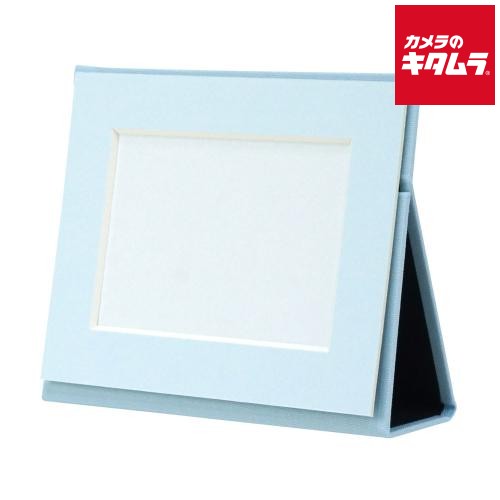 【製品特徴】■スリムにたたんで持ち運べる■鮮やかな9色の布表紙【製品仕様】●外寸：173×137×9mm（折りたたみ時）●窓寸：117×79mm●質量：100g●パッケージ：PP袋●対応サイズ：L判（89×127mm）●本体：紙、布※置きのみ※窓に透明シートなどはついていません ※商品の仕様・対応をご確認の上、ご購入ください。 `万丈ポータブルフォトフレームL判ヨコライトブルー` ※この説明文は楽天市場店の記載内容です。URLはhttps://item.rakuten.co.jp/emedama/で始まります。URLが異なる際はサイトを利用することのないよう十分ご注意ください。 ▼ご注意▼以下の商品は、当商品と互換性に関係なく表示されます。互換性は別途ご確認の上ご注文ください● 商品の返品について