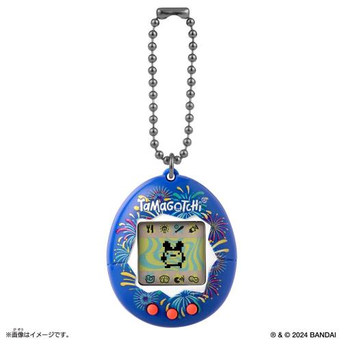 【製品特徴】■初代「たまごっち」と「新種発見!! たまごっち」の欧米版「Original Tamagotchi(オリジナルたまごっち)」シリーズから、NEWデザイン全8種が新発売！■たまごっちのキャラクターをあしらったデザインはもちろん、夏らしい花火やスイーツのデザインなど、バリエーション豊かなラインナップ！■ごはんをあげたり、うんちを流したり、病気を治したり…というお世話はもちろん、しつけをしたり、ミニゲームで遊んだり■育て方しだいでいろいろなキャラクターに成長するよ！■ボールチェーンで服やバッグなどに取りつけて、ファッションアイテムとしても楽しもう♪【製品仕様】●使用電池：CR2032×1個（付属）●対象年齢：6才～ ※商品の仕様・対応をご確認の上、ご購入ください。 BANDAI`オリジナルタマゴッチ`おもちゃ`玩具`Tamagotch`おりたま`オリタマ`フェスティバルスカイ` ※この説明文は楽天市場店の記載内容です。URLはhttps://item.rakuten.co.jp/emedama/で始まります。URLが異なる際はサイトを利用することのないよう十分ご注意ください。 ▼ご注意▼以下の商品は、当商品と互換性に関係なく表示されます。互換性は別途ご確認の上ご注文ください● 商品の返品について