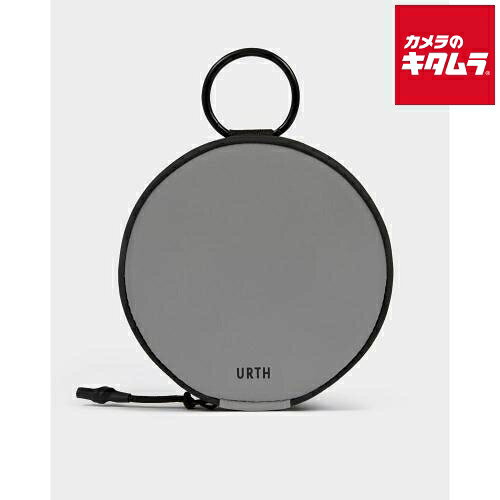 【製品特徴】■アクティブな撮影、旅行、街歩きに対応■ パッド入り内部仕切りでフィルターを保護 カラビナクリップで素早くアクセス可能■防水性のある耐久素材【製品仕様】●サイズ：12.5cm(高さ)×12.5cm(幅)×2.6cm(奥行き)●容量：0.3L●素材：反射材付き撥水ポリエステル●裏地：75D×150Dポリエステル●質量：90g●収納：サーキュラーフィルター4枚(直径95mmまで)【サステナビリティ】●再植林プロジェクトを支援しています●リサイクル素材 ※商品の仕様・対応をご確認の上、ご購入ください。 urth`URTHUR-7801レンズフィルターポーチ`アーコウス ※この説明文は楽天市場店の記載内容です。URLはhttps://item.rakuten.co.jp/emedama/で始まります。URLが異なる際はサイトを利用することのないよう十分ご注意ください。 ▼ご注意▼以下の商品は、当商品と互換性に関係なく表示されます。互換性は別途ご確認の上ご注文ください● 商品の返品について