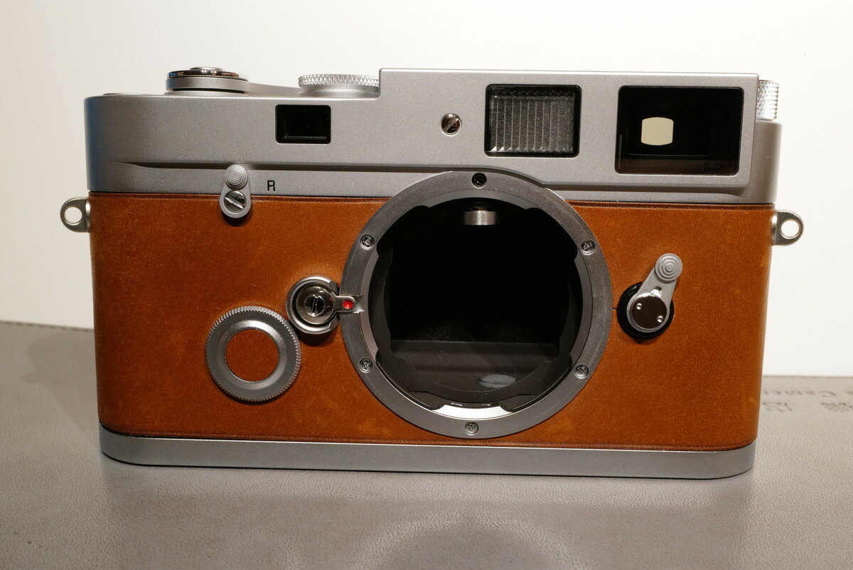 ■特記事項：舶来品につき保証なし、Leica MP chrome a la carte、エルメスレザーに交換、レザースレあり ■付属品：ボディキャップ ■その他 　初期不良の際は、当店発送後1週間以内にご連絡ください 　付属品は、上記記載のあるもののみです 　カメラ本体については、シャッター作動回数の確認は行っておりません ----------------------------------------------------------- 実店舗および当社他販売サイトと在庫を共有しているため、ご注文のタイミングにより欠品・完売となりご用意が出来ない場合がございます。この場合、ご注文をキャンセルいたします。また、同一型番の商品を3個以上、もしくは中古商品を11個以上ご注文頂いた際は、ご注文をキャンセルいたします。 ----------------------------------------------------------- ※商品の仕様・対応をご確認の上、ご購入ください ※この説明文は楽天市場店の記載内容です。URLはhttps://item.rakuten.co.jp/emedama/で始まります。URLが異なる際はサイトを利用することのないよう十分ご注意ください。 ▼ご注意▼以下の商品は、当商品と互換性に関係なく表示されます。互換性は別途ご確認の上ご注文ください● 商品の返品について