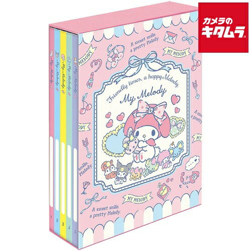 【製品特徴】■軽量で薄型のポケットアルバムが5冊入った、定番のBOX入りポケットアルバム■L判写真が210枚収納できます■コメントが書けるキャラクター柄台紙【製品仕様】●本体サイズ：タテ290×ヨコ209×背巾65mm●表紙：印刷コーティングボード表紙●無線綴製本●台紙：キャラクターデザイン台紙L判用3段ポケットポイントシール台紙7枚/冊●写真収納枚数：5冊でL判210枚●印刷ポリプロピレン貼5冊セットケース入●本体質量：680g※パノラマ判は収納できません ※商品の仕様・対応をご確認の上、ご購入ください。 `nakabayashi`ナカバヤシア-PL-1031-85冊BOXポケットアルバムマイメロディ`mymelody`sanrio`サンリオ`Lサイズ` ※この説明文は楽天市場店の記載内容です。URLはhttps://item.rakuten.co.jp/emedama/で始まります。URLが異なる際はサイトを利用することのないよう十分ご注意ください。 ▼ご注意▼以下の商品は、当商品と互換性に関係なく表示されます。互換性は別途ご確認の上ご注文ください● 商品の返品について