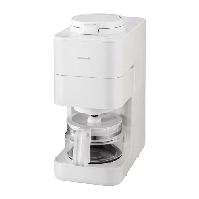挽きたてを、もっと手軽に。好きな時に、いつでも本格的なコーヒーを。パナソニックのコーヒーメーカーなら、豆の挽きから蒸らし、抽出まですべておまかせ。さらに、使うたびに自動で洗浄。挽き方や味のバランスも選べるから、すっきりした一杯から、コク深い一杯まで自分好みのおいしさが、毎日手軽に味わえます。■こだわりのドリップコーヒーを全自動※1で。■プロが淹れたように、香り高く、味わい深いコーヒーがご自宅でも楽しめる。■豆挽きから抽出、ミルの洗浄まで全自動※1。コーヒーのおいしさと、お手入れのしやすさを追求しました。■コースに合わせて、温度と時間を調整し、プロが淹れたように香り高く味わい深いコーヒーを■ストロングコース：沸騰循環で一投目から高温で抽出しコクとキレを実現■6通りの味をたのしめる2種類のフィルターで豆を「挽き分け」でき、リッチ・マイルド・ストロングコースでの「淹（い）れ分け」と「挽き分け」の組み合わせで※2、好みに応じた6種類のコーヒーがたのしめます。新たに搭載されたストロングコースでは、香りとコク際立つコーヒーが味わえます。■「デカフェ豆」コース※3「蒸らし」と「抽出」のプログラムをデカフェ豆に最適化することで、「コク」のあるコーヒーに抽出。おやすみ前のリラックスタイムに、カフェインを控えながら味わい深い一杯をたのしめます。物足りなさを感じがちなカフェインレス豆も「コク」のあるコーヒーに抽出。■煮詰まり軽減保温抽出が終わると自動的に保温になります。保温開始から30分後に設定温度を下げ、2時間後には保温が切れます。（煮詰まりを軽減するため）■すっきり置けるコンパクトなサイズ感※1. コーヒー粉からもドリップ抽出できます。※2. デカフェ豆コースは中細挽きフィルターを推奨。淹（い）れ分けの選択もありません。※3. デカフェ豆コースはカフェインレスコーヒー豆(デカフェ豆)専用のコースです。■消費電力：770W■寸法（幅×奥行×高さ）：15.2cm×27.2cm×34.9cm(水容器持ち手、バスケット持ち手含まず)■質量：3.2kg■カップ数(容量)：4カップ(545ml)■ミル搭載：○■マイコン搭載：○≪おいしさ≫■コース選択：○■デカフェ豆コース：○■自動ドリップ：○■淹れ分け：○■豆の挽き分け：○■保温：マイコン保温■煮詰まり軽減保温：○≪使いやすさ≫■保温自動OFF：○■着脱式水容器：○■アイスコーヒーモード：○■ミル部シャワーオートクリーニング：○■スウィング式バスケット：○■付属品：計量スプーン、ペーパーフィルター商品の特長・仕様に関する詳細はメーカーホームページでもご覧頂けます。パナソニック 全自動コーヒーメーカー ミル付き 容量4杯 545ml NC-A58-W ホワイト デカフェ豆コース コンパクト設計 全自動ミル■送料区分：100サイズ■発売日：2026年4月中旬