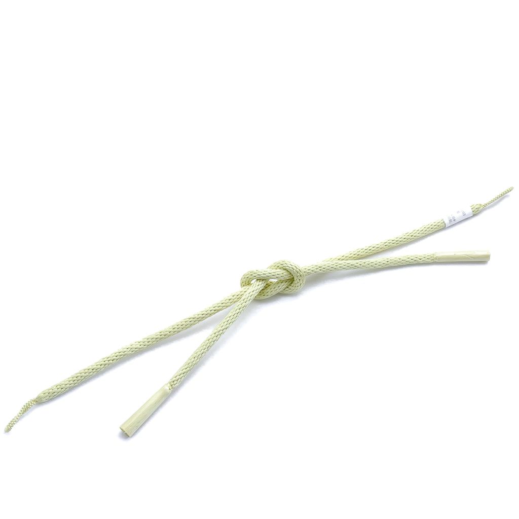 上質な純国産糸を使用して一本一本、熟練の職人が組んだ「平田組紐」の女中・羽織紐。 平田組紐でも珍しい羽織紐。丸台・金剛組でしっかりと組まれ、シンプルなデザインで着姿を引き立てます。 絹なりの音が「ギュギュ」とする上質な羽織紐は、身に付けたときの安心感・満足度は格別です。女中は長さが30cmほど（女短サイズは約15～20cm）あるので蝶々結びなど、変わり結びをして楽しめます。 &nbsp; 大手百貨店も扱う東京江戸組紐の平田組紐は、1人の組手職人が「一生一作」で同じ柄（模様）だけを何十年も作り続けるという、拘りのつまった帯締めをしています。同じ組みを追求していくことで、仕上がりがぶれずに締めやすさに繋がっていきます。糸はすべて純国産生糸「ぐんま200」を使用しているので、弾力性があり緩みにくい特徴があります。 商品情報 ■素材：絹100％（純国産　群馬シルク200を使用） ■サイズ：長さ 約30cm（房部分含まず）/房部分 約3.6cm・太さ 約5mm ■切り房 ■色名：若芽色 ■日本製 備考 取り扱いについて：日光などによる色やけにご注意ください。 ※実際の商品と同じ色合いに画像修正をしておりますが、環境やモニターの違いにより多少色の違いが出て来ることがあります、ご了承ください。HH78