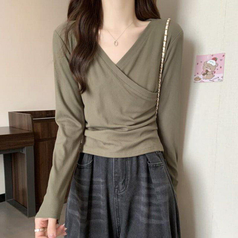 楽天エムーエムショップ大きいサイズの甘クールなギャル服 クロスオーバ v襟 ニット長袖 Tシャツ女 秋と冬の新品 デザインがユニーク 肉を隠してやせて見える 上着 婦人服トレンドトップス