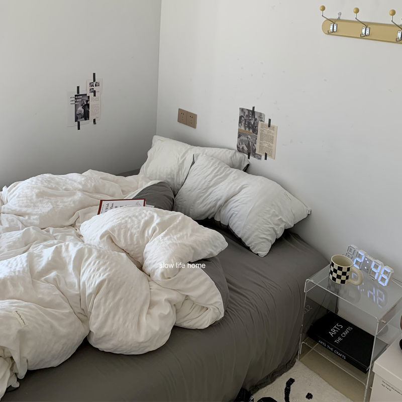 シンプルな文芸風柔らかい白灰色ベッドの上の4点セット風船ベールの優雅な学生寮のシーツ布団カバーの3..