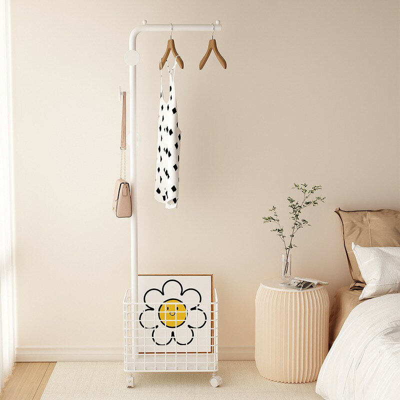 寝室のベッドサイドに夜に衣類を置くための床置きハンガー、部屋のスペースをとらない魔法のツール、移動式コートラック収納ラック