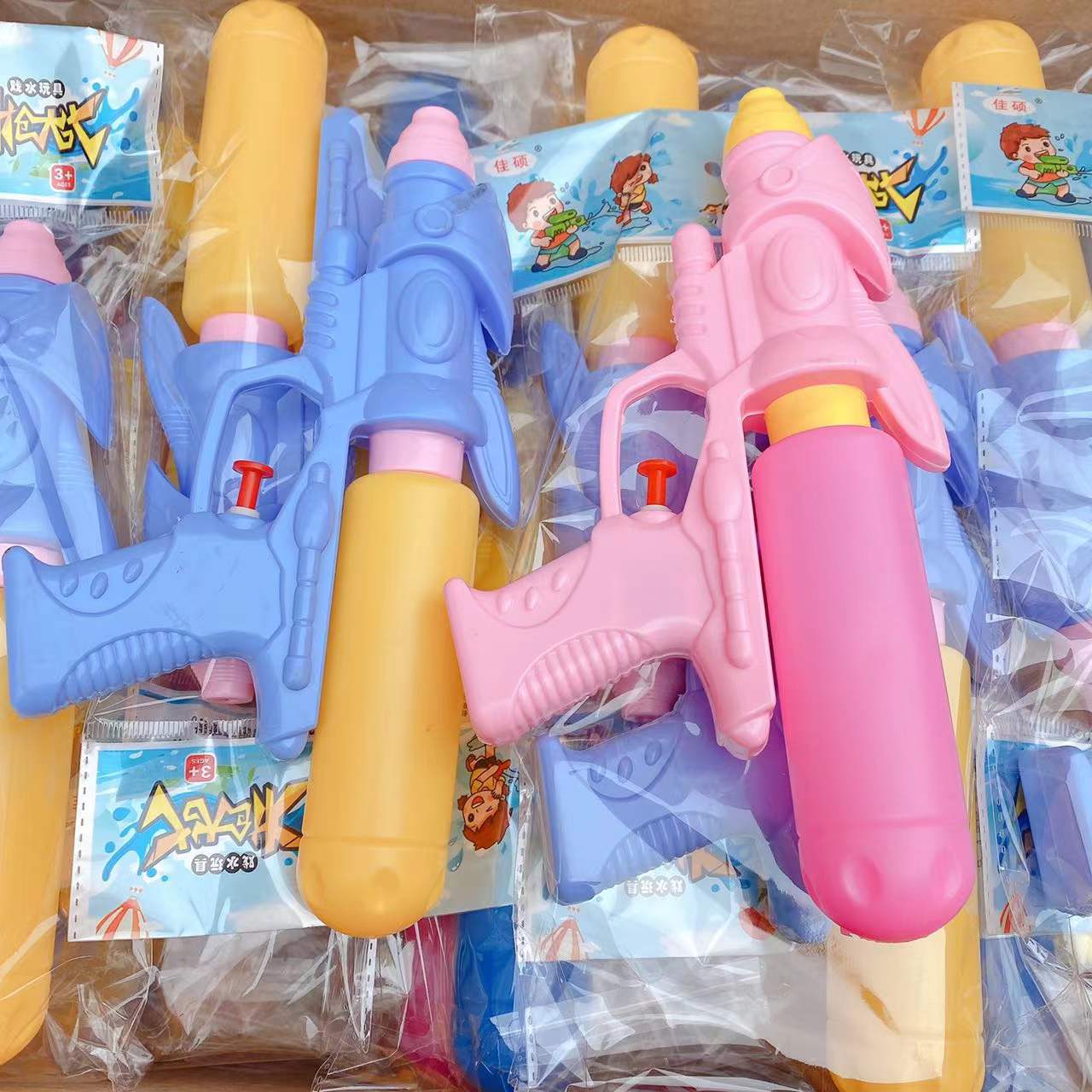 子供用の水鉄砲玩具マカロン水鉄砲チーッ水鉄砲ビーチ水遊び水遊び水鉄砲店卸