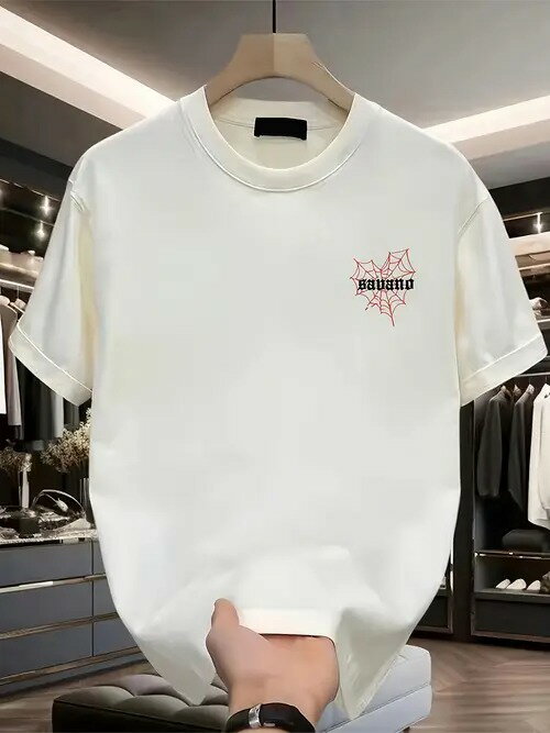 左胸に赤い蜘蛛の巣模様と文字が入った、200gの白のクルーネック半袖Tシャツ。ヒップスターブランドの一部で、ユニセックス、ルーズフィット。