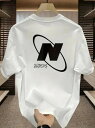 200gのブラック半袖Tシャツは、背中にホワイトの文字、その下にスマイル・フェイスのモチーフを配し、ポジティブで楽観的なムードを表現している。コットン素材は着心地がよく、通気性に優れている。