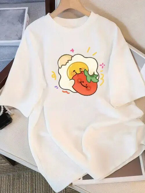 青果200g CPです!萌えイラストプリントの白い半袖Tシャツは、この可愛らしい目玉焼きにトマト+ Q版の表..
