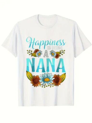 200gmのコットン製Tシャツ。ライトブルーの手書き風フォントで「A」の文字がグレーで、「NANA」の文字が大きめのライトブルーでデザインされています。テキストはオレンジと白のデイジーと緑の葉に囲まれています。 200gmのコットン製Tシャツ。ライトブルーの手書き風フォントで「A」の文字がグレーで、「NANA」の文字が大きめのライトブルーでデザインされています。テキストはオレンジと白のデイジーと緑の葉に囲まれています。